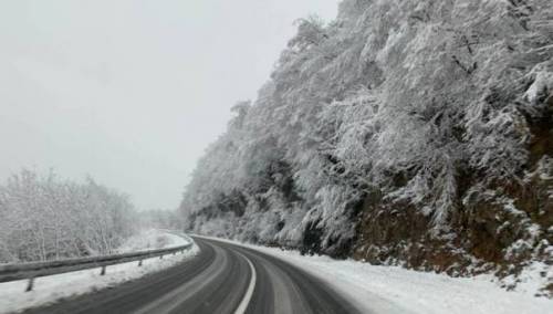 Saobraća se po mjestimično vlažnom kolovozu, poledica na pojedinim dionicama