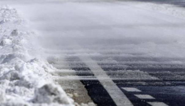 Saobraća se po mokrom kolovozu, oprez zbog poledice