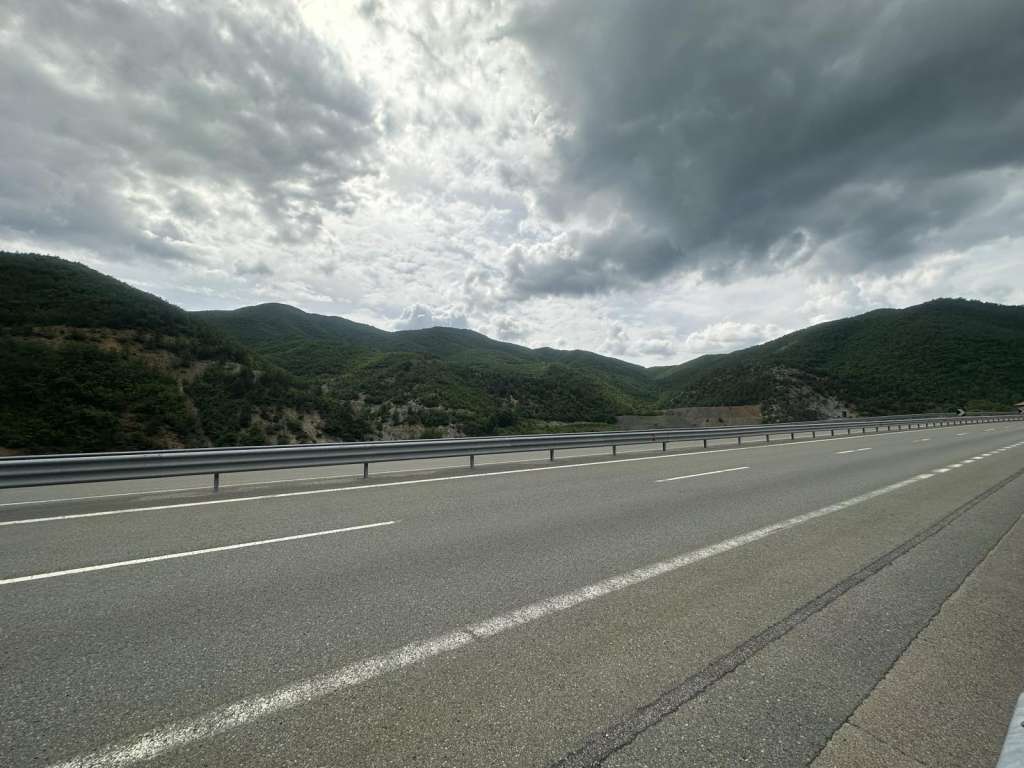 Saobraća se po pretežno suhom kolovozu, pojačan promet vozila u blizini gradskih centara