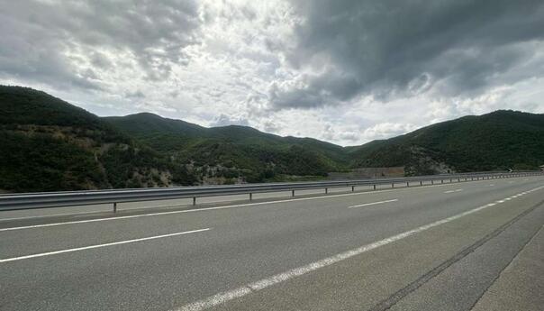 Saobraća se po pretežno suhom kolovozu, pojačan promet vozila u blizini gradskih centara