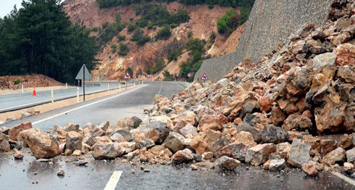 Saobraća se po suhom i mjestimično vlažnom kolovozu, učestali odroni