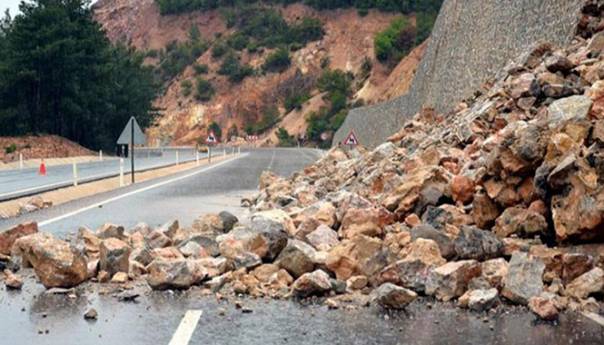 Saobraća se po suhom i mjestimično vlažnom kolovozu, učestali odroni