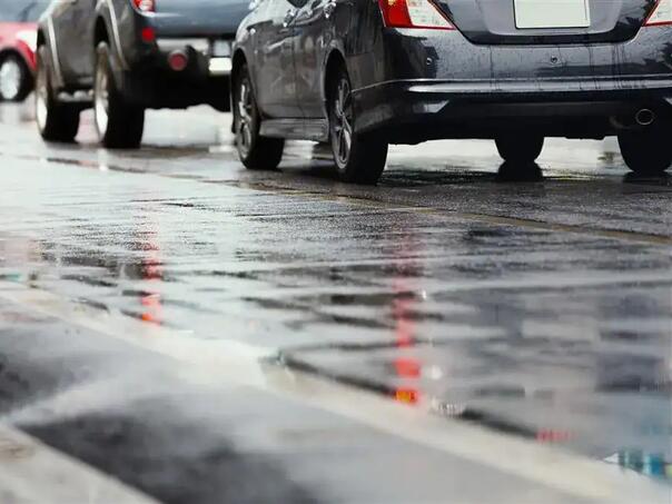 Saobraća se po vlažnom i mokrom kolovozu, upozorenje na odrone