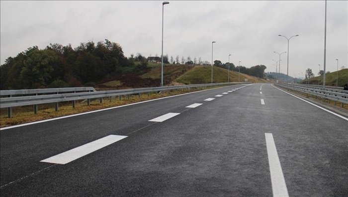 Saobraća se po vlažnom iii suhom kolovozu, pažnja na odrone kamenja
