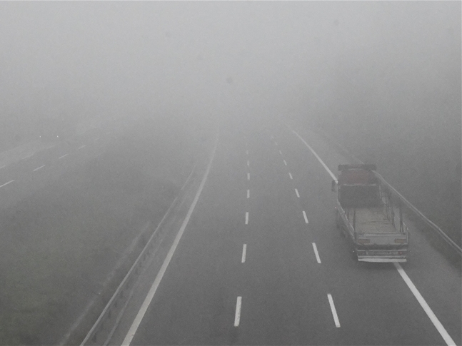 Saobraća se po vlažnom kolovozu, magla smanjuje vidljivost