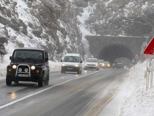 Saobraća se po vlažnom kolovozu, u pojedinim područjima snijeg
