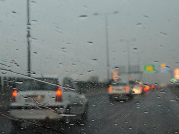 Saobraća se po vlažnom kolovozu, u višim predjelima snijeg