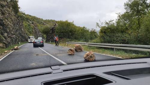 Saobraća se uglavnom po suhom kolovozu, upozorenje na učestale odrone