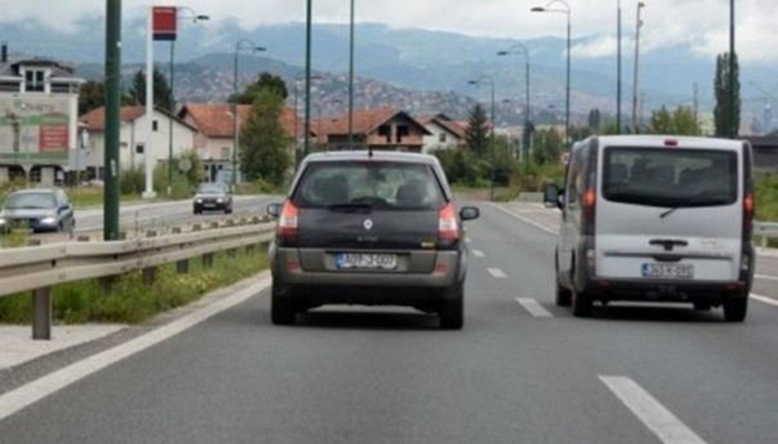 Saobraćaj naizmjenično, jednom trakom, na putu Olovo-Kladanj