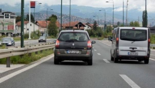 Saobraćaj naizmjenično, jednom trakom, na putu Olovo-Kladanj