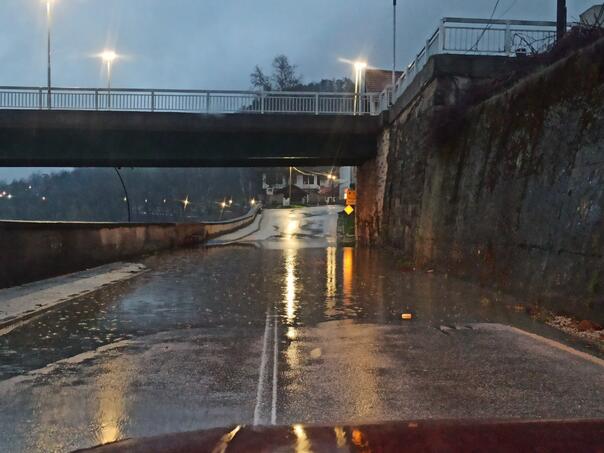 Saobraćaj obustavljen na više putnih pravaca zbog izlijevanja vode, oprez zbog odrona i klizišta