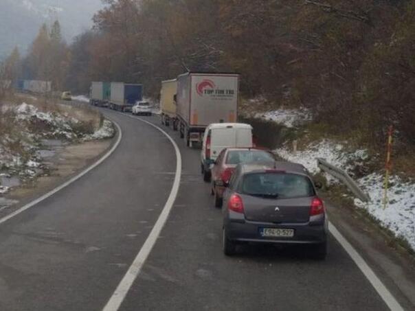 Saobraćaj potpuno obustavljen na magistralnom putu Rajlovac - Vogošća