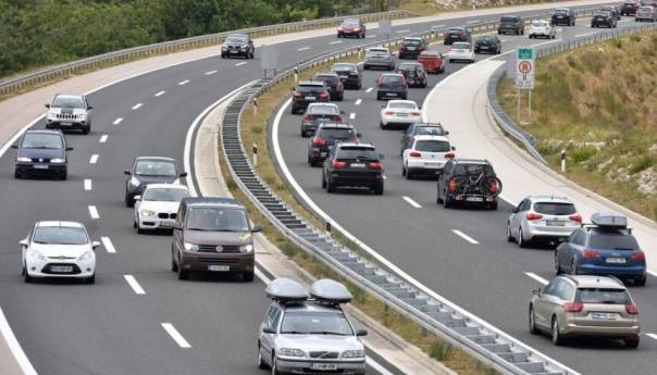 Saobraćaj se odvija po pretežno vlažnom kolovozu, upozorava se na učestale odrone
