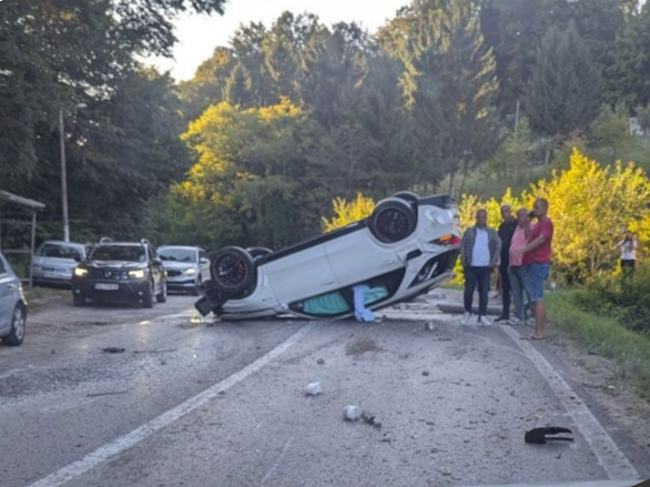 Saobraćajna nesreća kod Banja Luke: Automobil završio na krovu