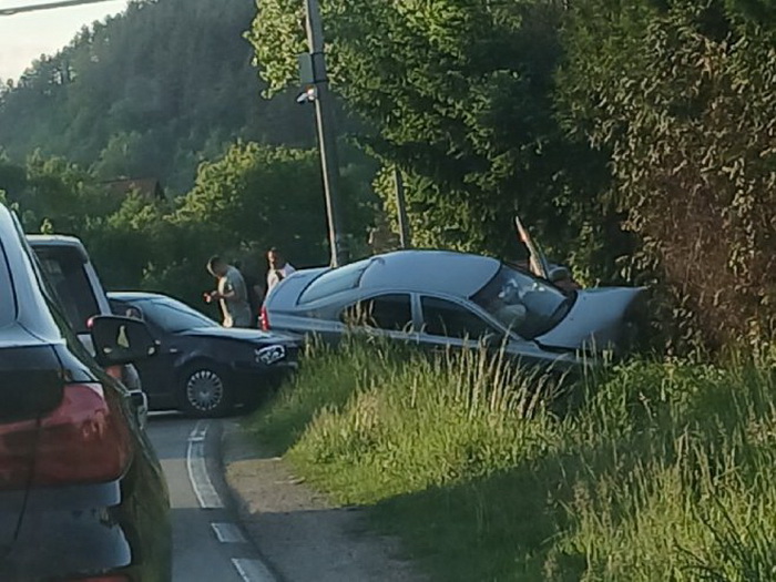 Saobraćajna nesreća kod Banjaluke, automobil završio u kanalu