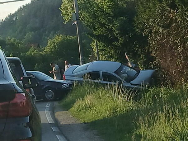 Saobraćajna nesreća kod Banjaluke, automobil završio u kanalu