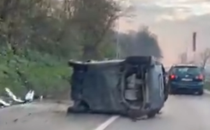 Saobraćajna nesreća kod Doboja, vozilo prevrnuto na putu