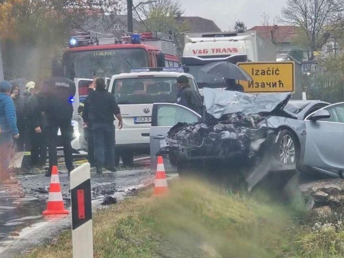 Saobraćajna nesreća kod Izačića: Tri osobe teško povrijeđene