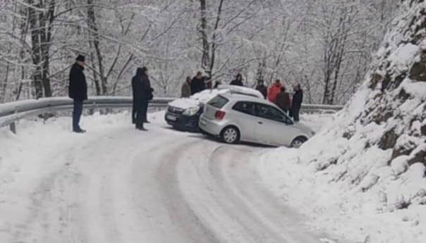 Saobraćajna nesreća kod Kaknja, saobraćaj se odvija otežano