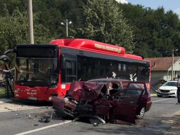 Sudar auta i autobusa u Kalesiji: Jedna osoba poginula