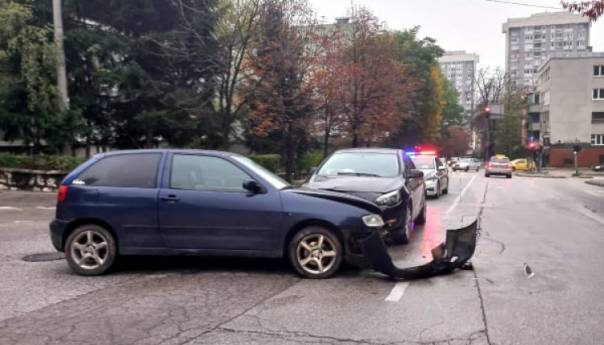 Saobraćajna nesreća kod KCUS-a, povrijeđena jedna osoba