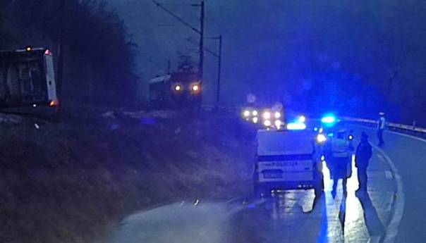 Saobraćajna nesreća kod Lašve: Kombi završio na pruzi, jedna osoba povrijeđena