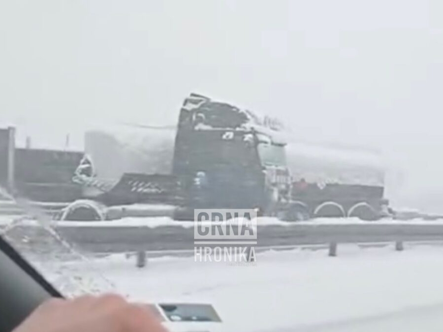 Saobraćajna nesreća kod Sarajeva: Cisterna izletjela sa kolovoza