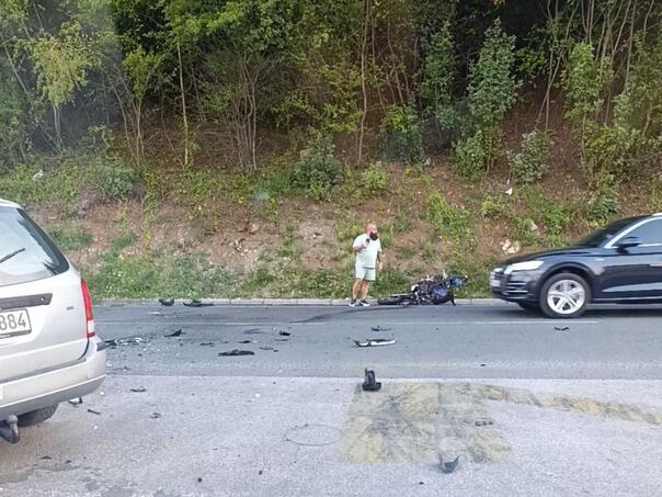 Saobraćajna nesreća kod Sarajeva: Motocikl leži smrskan na cesti