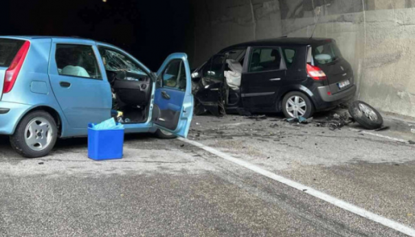 Saobraćajna nesreća kod Ustiprače: Automobili uništeni, ima povrijeđenih