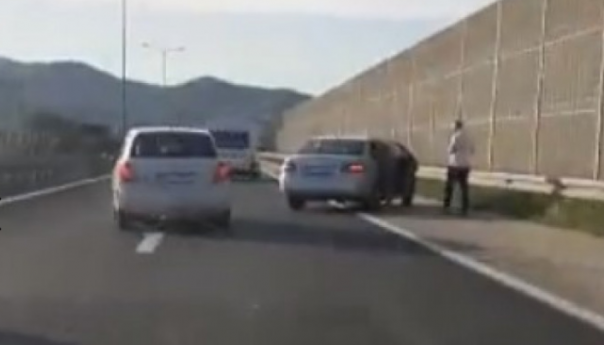 Saobraćajna nesreća na autoputu, učestvovalo više vozila