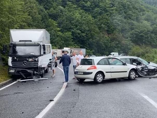 Saobraćajna nesreća na Bradini: Sudar kamiona i dva automobila