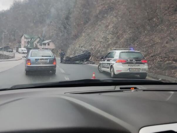 Saobraćajna nesreća nadomak Sarajeva, automobil završio na krovu
