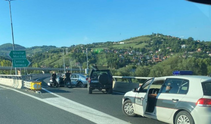 Saobraćajna nesreća u Butilama: Vozač izgubio kontrolu nad automobilom i udario u ogradu