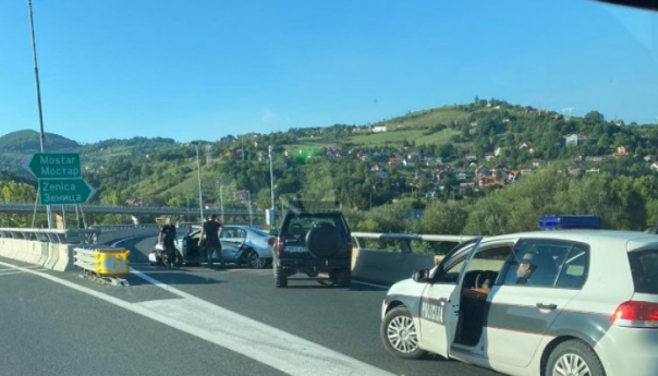 Saobraćajna nesreća u Butilama: Vozač izgubio kontrolu nad automobilom i udario u ogradu