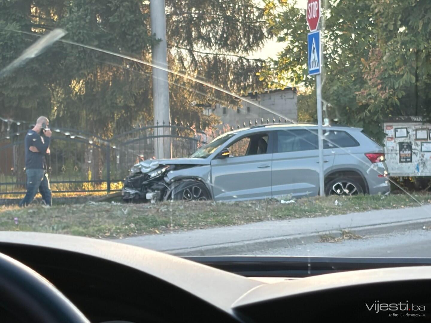Saobraćajna nesreća u Doglodima: Automobil teško oštećen nakon sudara