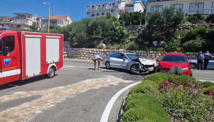 Saobraćajna nesreća u Neumu, na terenu policija i vatrogasci