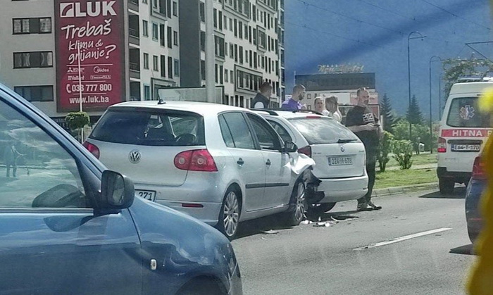 Saobraćajna nesreća u Sarajevu: Povrijeđene dvije osobe