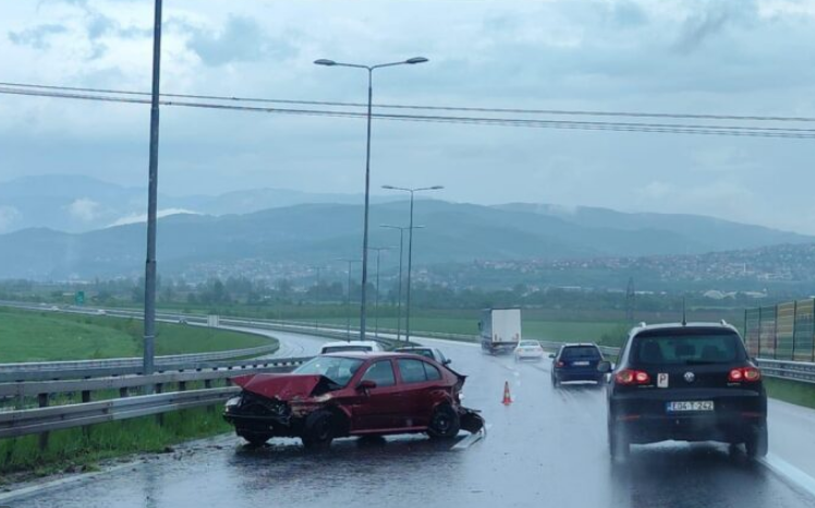 Saobraćajna nesreća u Vlakovu: Na automobilu pričinjena materijalna šteta