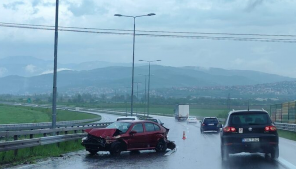 Saobraćajna nesreća u Vlakovu: Na automobilu pričinjena materijalna šteta