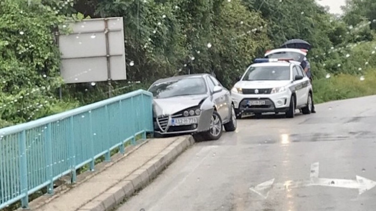 Saobraćajna nesreća u Zenici: Alfom udario u ogradu na mostu