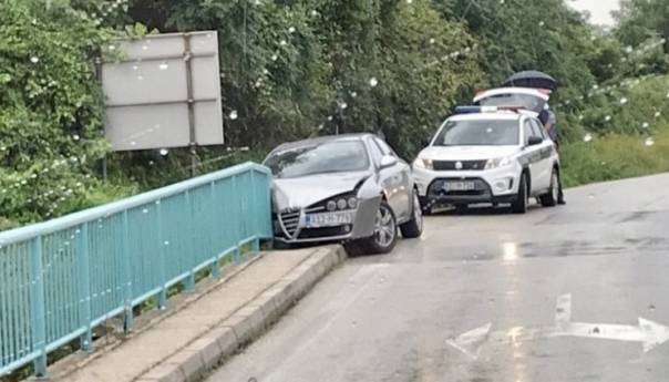 Saobraćajna nesreća u Zenici: Alfom udario u ogradu na mostu