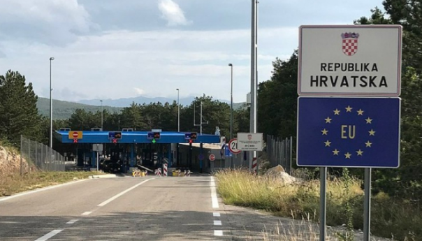 Saobraćajna nesreća: Udario u kontrolne kućice, povrijeđena tri policajca