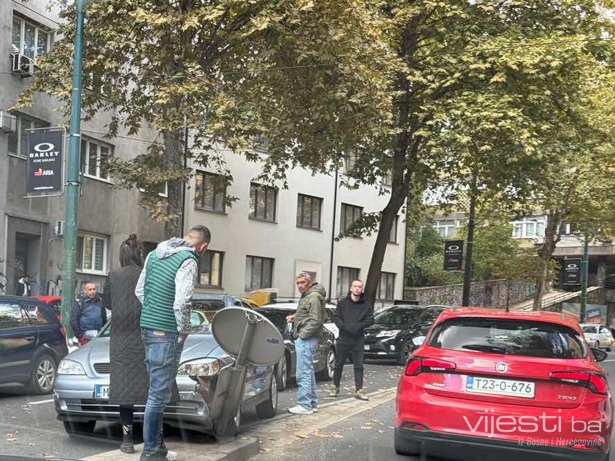 Saobraćajna nezgoda u Alipašinoj ulici, jedno vozilo oštećeno