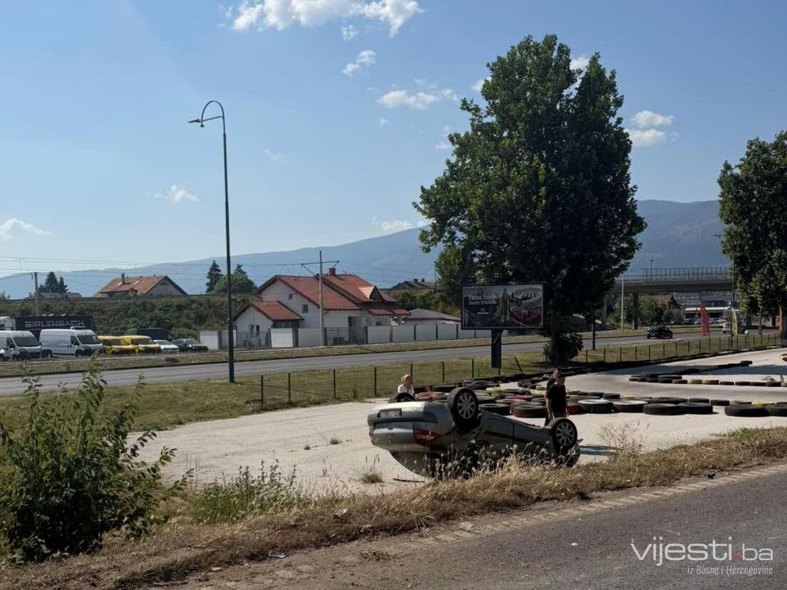 Saobraćajna nezgoda na Ilidži: Automobil završio na krovu