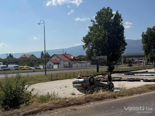 Saobraćajna nezgoda na Ilidži: Automobil završio na krovu