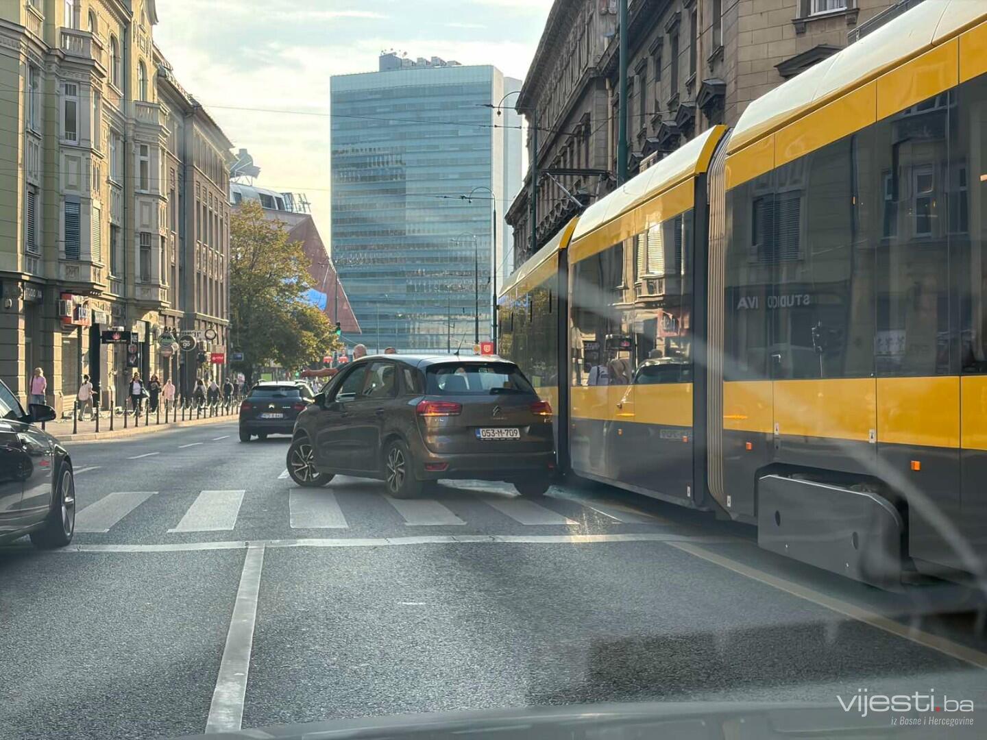 Saobraćajna nezgoda na Marijin Dvoru: Sudarili se automobil i tramvaj