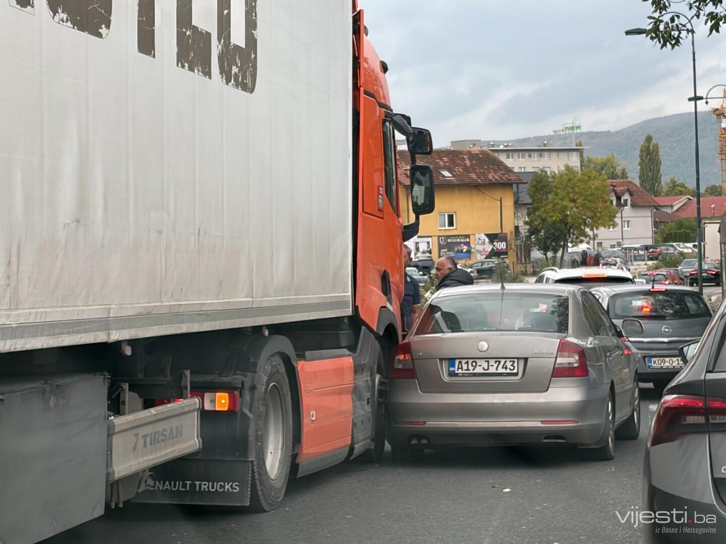 Saobraćajna nezgoda na Stupu: Sudarili se kamion i automobil