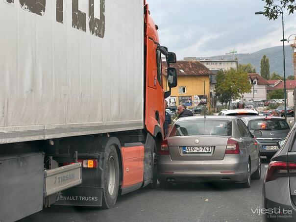 Saobraćajna nezgoda na Stupu: Sudarili se kamion i automobil