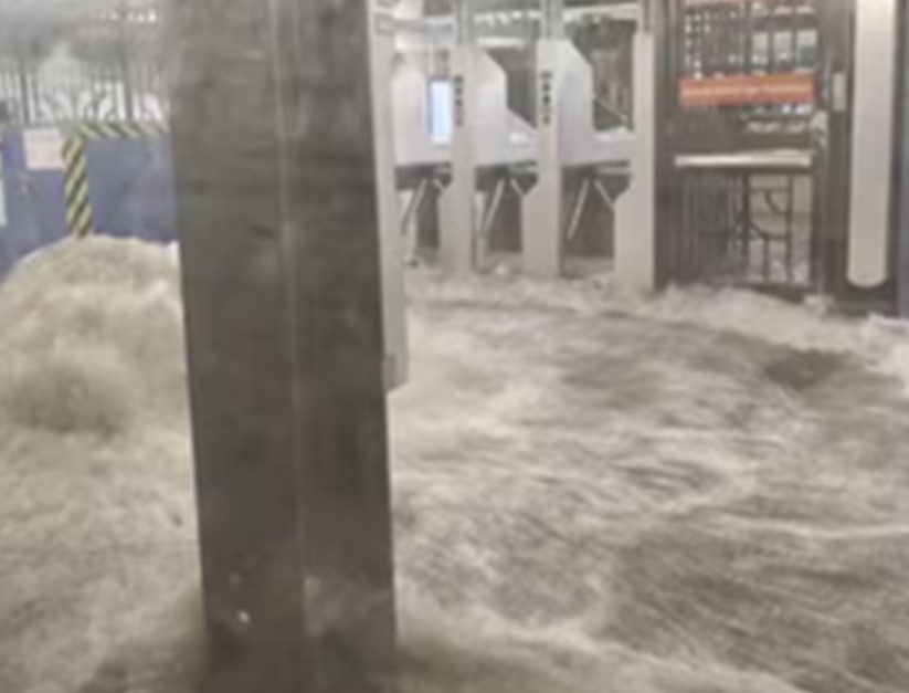 Saobraćajni haos u New Yorku: Podzemna željeznica pod vodom, putnici zarobljeni