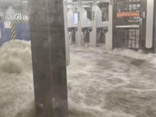 Saobraćajni haos u New Yorku: Podzemna željeznica pod vodom, putnici zarobljeni